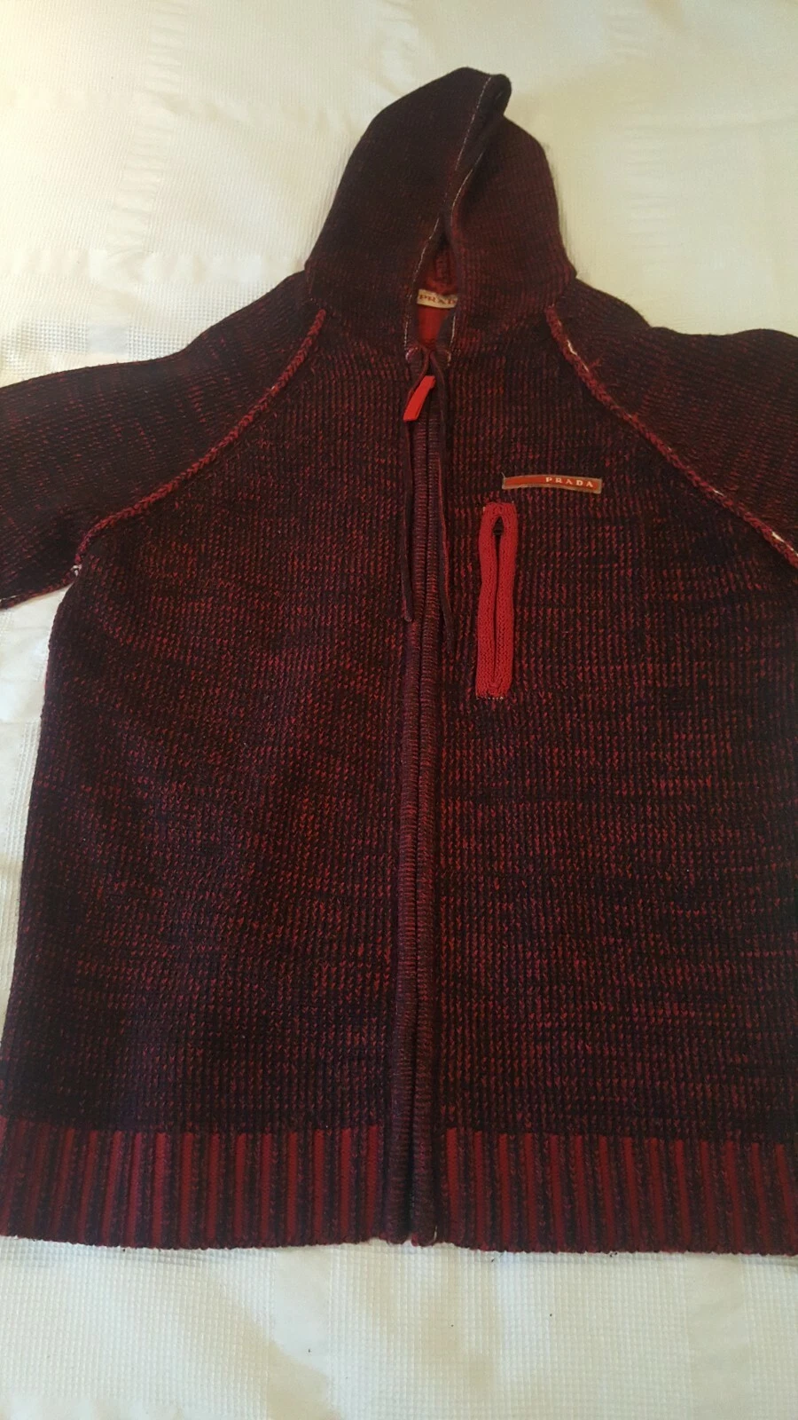 Cardigan Prada in maglia di lana cotone con cappuccio. Indossato solo una volta