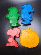 4 Vtg United Feature Peanuts Plastic Cookie Cutters Snoopy Lucy Linus Pumpkin 