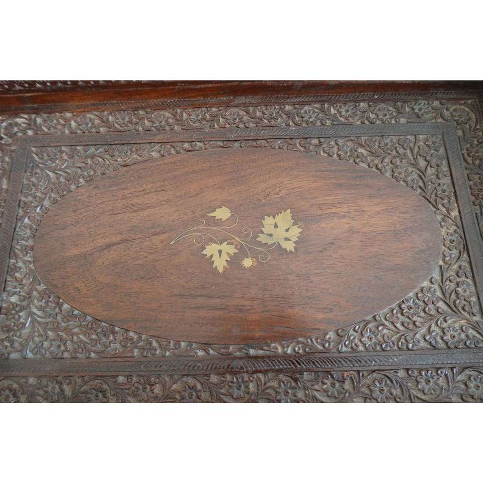 Bandeja de madera india tallada a mano con incrustaciones de hojas de latón y diseño floral  Foto 2 de 4