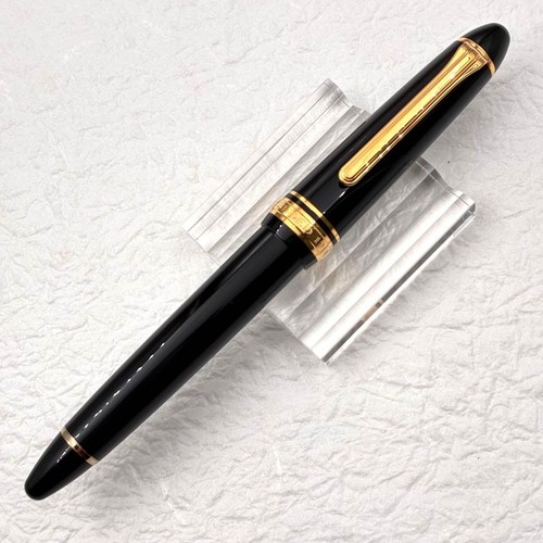 Sailor Profit Light Fountain Pen Black Gold Trim 14K M Nib Excellent Used