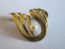 Vintage Brosche Geschwungene Form Perle-Faux Vergoldet  Sign. "Amerikaner A*D" 
