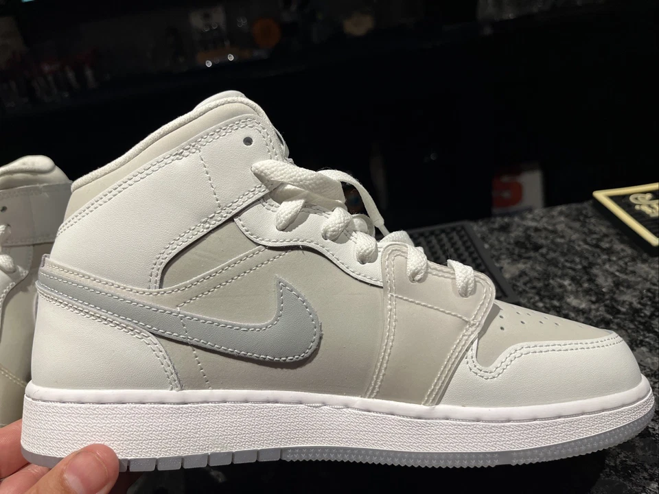 Air Jordan 1 Mid SE BG Summit Blanco/Plata Metálico HQ3600 Talla 6.5 Foto 3 de 4