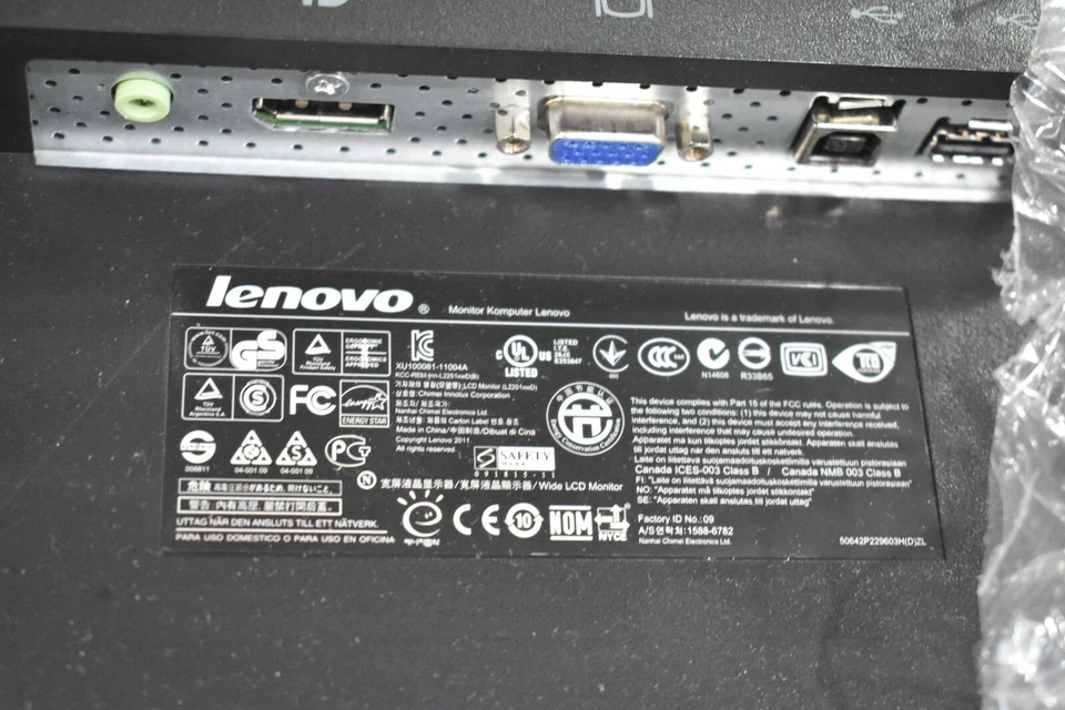 IBM LENOVO L2251 22" SCREEN FLAT WIDE MONITOR WITH WEBCAM, STAND AND CABLES - Image 2 of 4