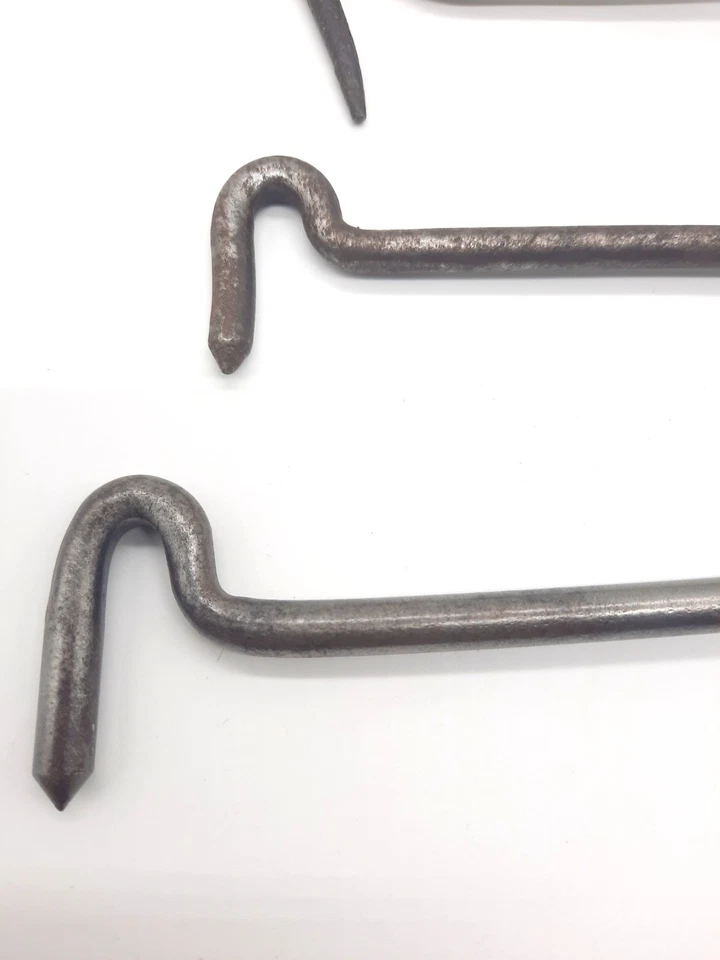 Lot fer forgé ancien 4 crochets à anneau avec vis - Photo 2/4