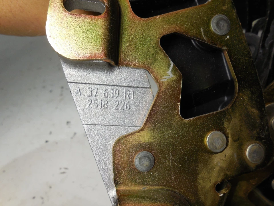 Soporte bloqueo cuadro maletero derecho 2307900471 03-06 mercedes-benz r230 sl500 sl600 Foto 4 de 4