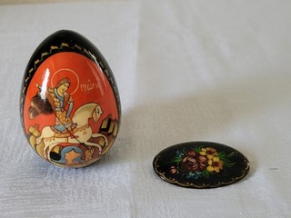 Russisches? Ei und eine schöne Brosche beide Signiert