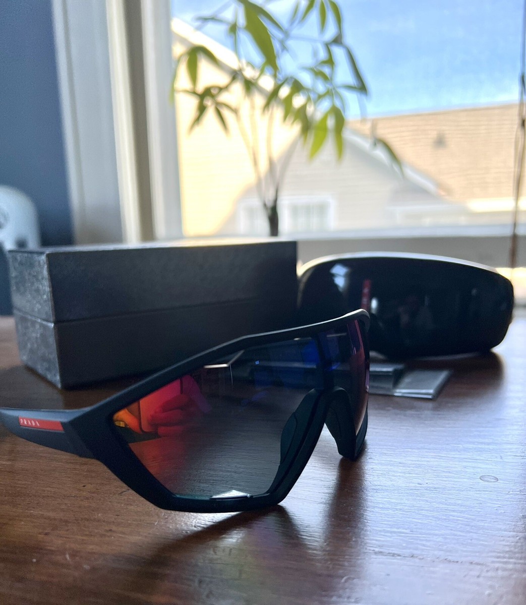 プラダ　PRADA サングラス　ブラック　ポラライズド　Linea Rossa Prada Linea Rossa Sunglasses PS51ZS 1BO02G Black - eye-oo.com