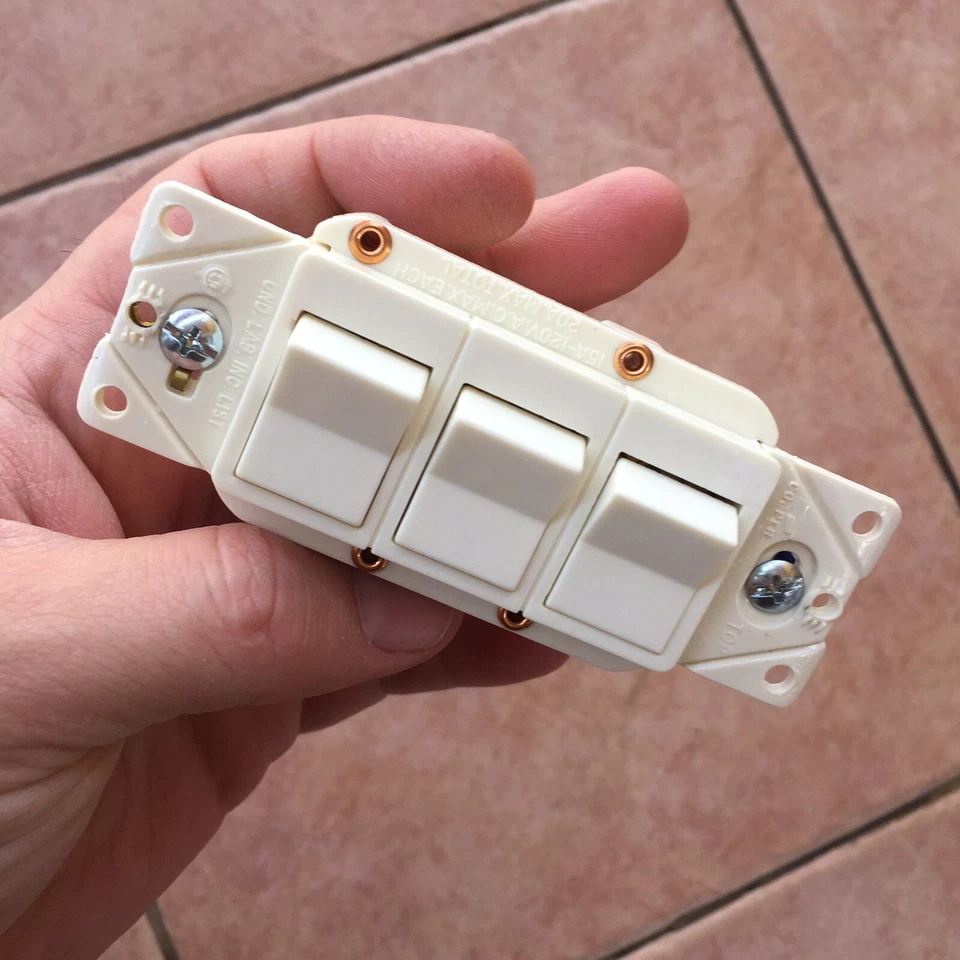 Nuevo Interruptor de luz de pared basculante triple decorador de un solo poste Cooper Almond 3283A Foto 4 de 4