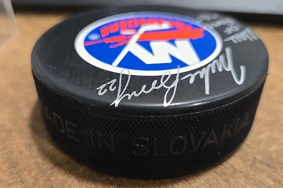 Trench autografiada por Mike Bossy de los New York Islanders MFG. Disco de hockey patio Foto 3 de 4