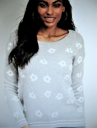 White Flower Rib Trim Pullover~Size 