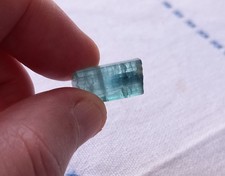 Turmalin Kristall mit Endfläche und Farbe Himmelsblau / hellblau