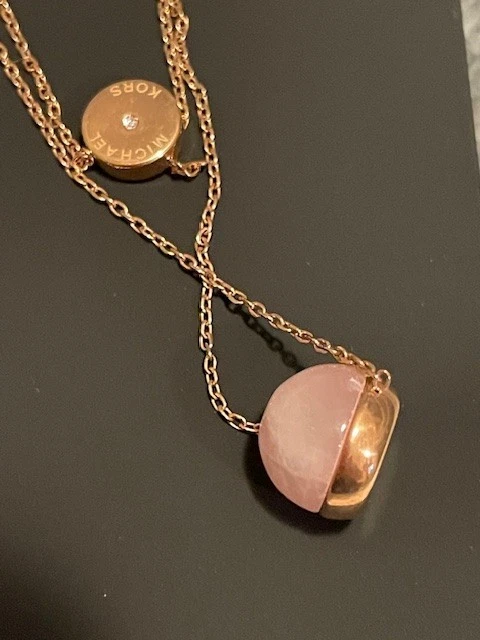 CADENA MICHAEL KORS TONO ORO ROSA, GLOBO CUARZO ROSA, COLLAR CRISTAL MKJ6098 Foto 3 de 4