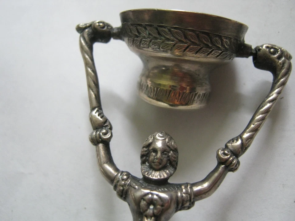 Taza de boda alemana ornamentada con apuesta de 4,5", marcas de plata Hanau de finales del siglo XIX Foto 2 de 4