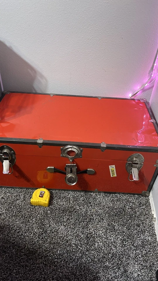 Pecho/baúl rojo con bloqueo largo (30 pulgadas de ancho y 12 pulgadas de alto) Foto 3 de 4