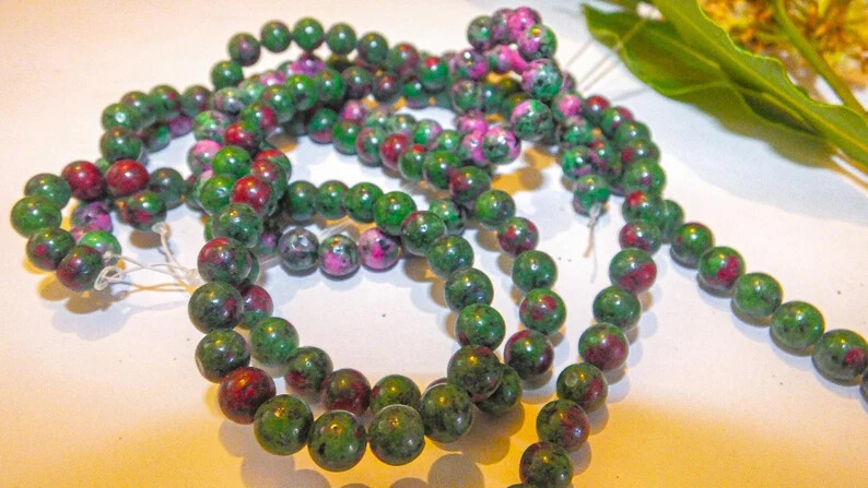Rubis zoisite 120 perles 6mm régulières pour réparer et enfiler vos colliers facilement