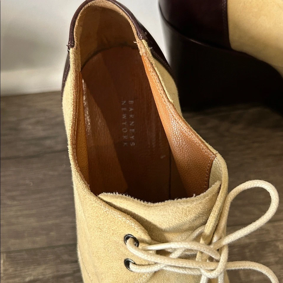 Elegantes zapatos de cuña Barneys New York crema y marrón Foto 3 de 4