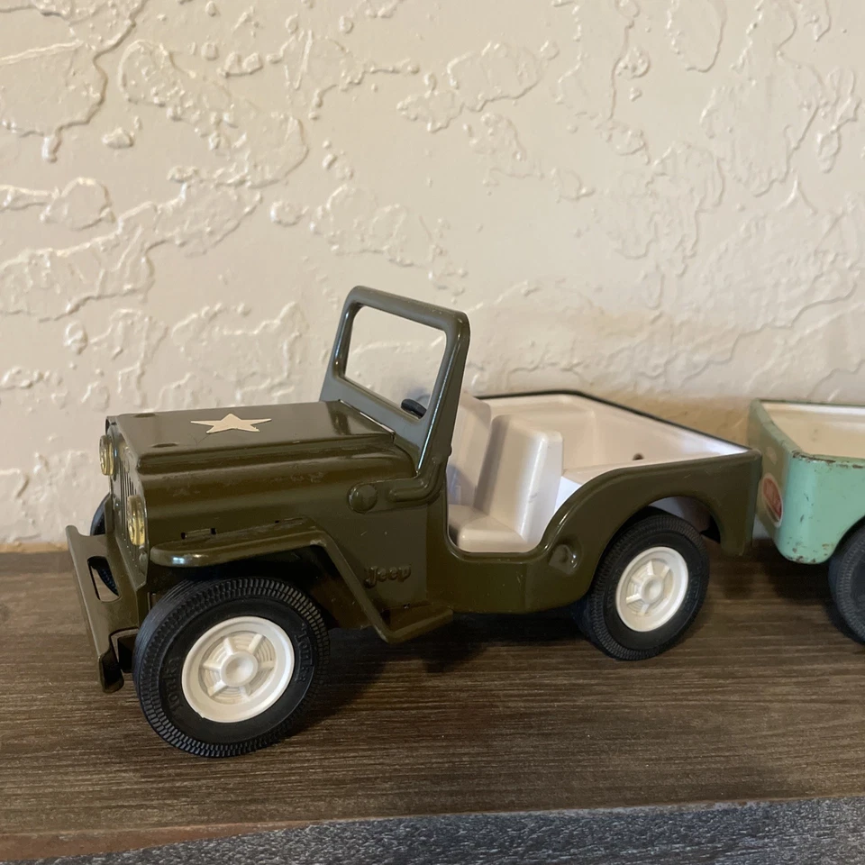 Lote 2 Jeeps de Juguete Tonka Años 60 Despachador de Metal de Acero Prensado Willys Camión del Ejército Foto 2 de 4