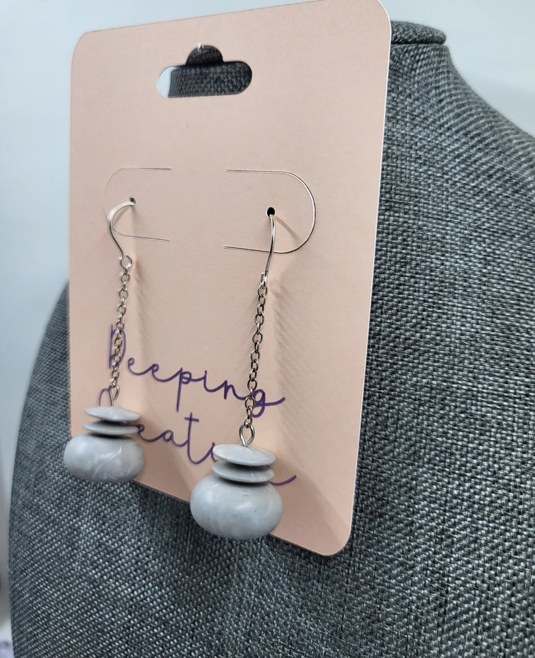 Pendientes de cadena ovalados de plata colgantes con cuentas apilables grises hechos a mano Foto 4 de 4