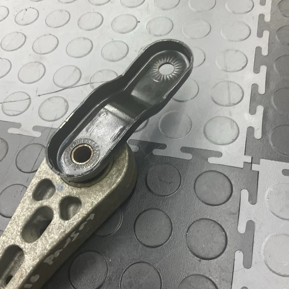 VW VOLKSWAGEN PASSAT 2012-2022 OEM MOTOR INFERIOR BRAZO DE PAR TRASERO SOPORTE DE MONTAJE Foto 4 de 4