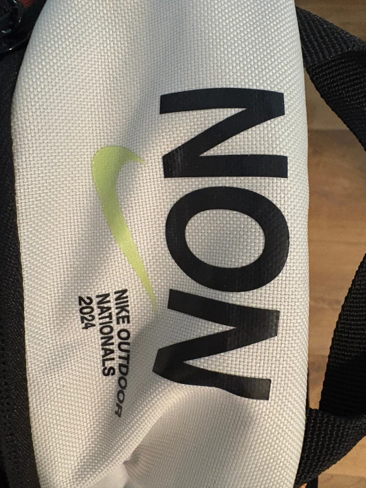 Mochila Nike Outdoor Nationals 2024 - Exclusiva Foto 2 de 4
