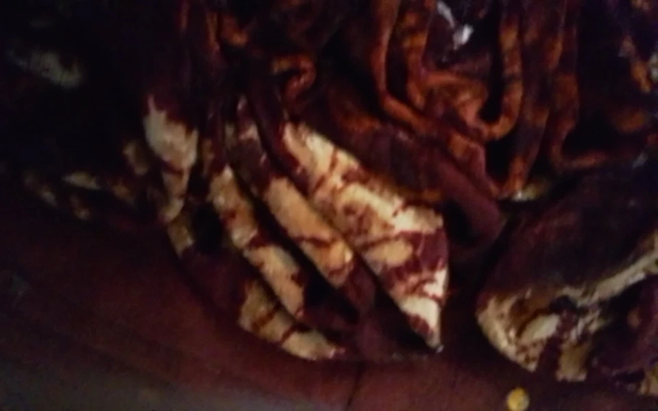 Sombrero único de terciopelo rosas rojas y amarillas borde grande que se mantiene hasta la talla M Foto 4 de 4