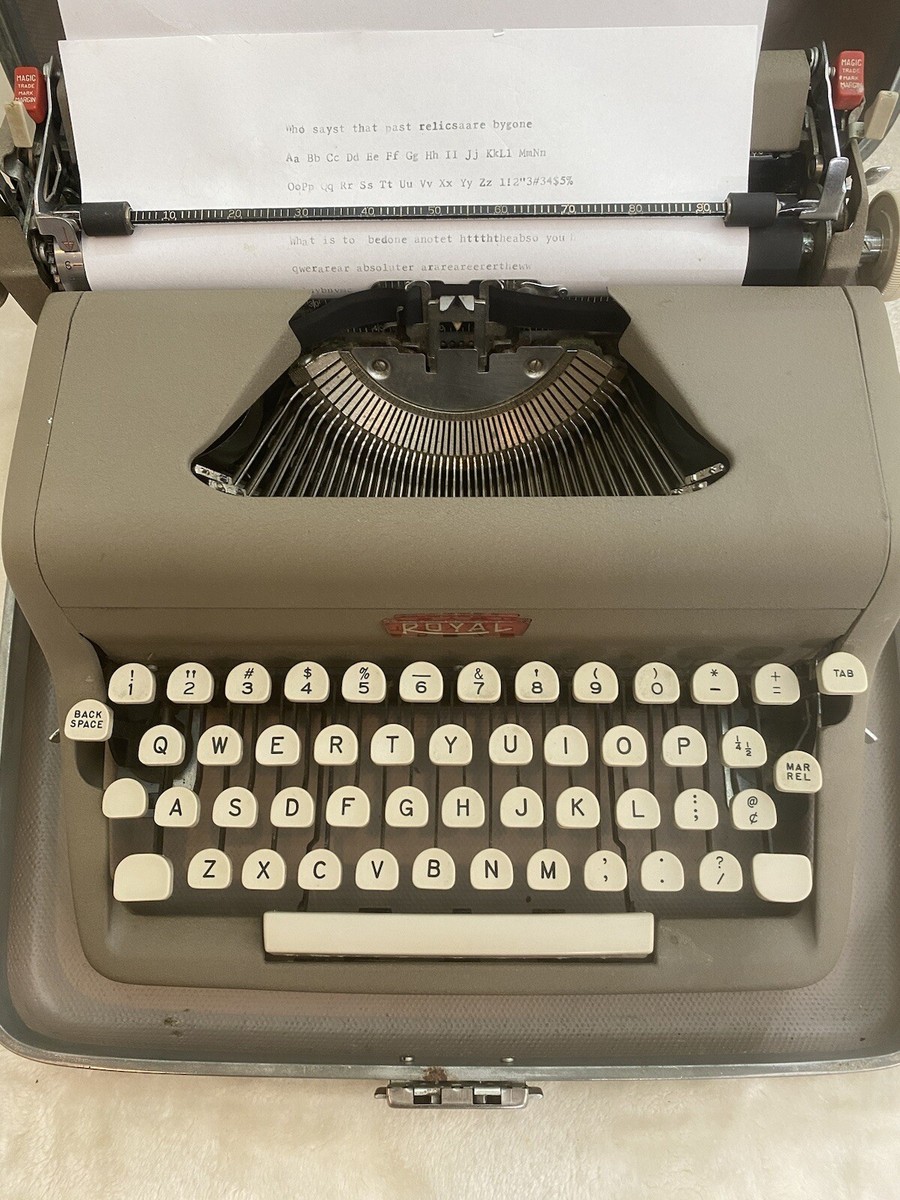 Royal Quiet De Luxe Manual Typewriter Portable Case White