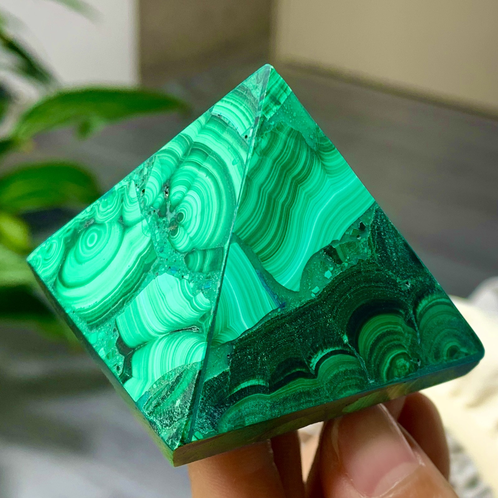 113G Natural malachite Pyramid Chakra Treatment Energy Stone Generator Spiritual