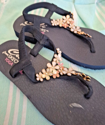 Cali from Sketchers Yoga Foam Meditation Daisy Strappy Sandals Sz 7