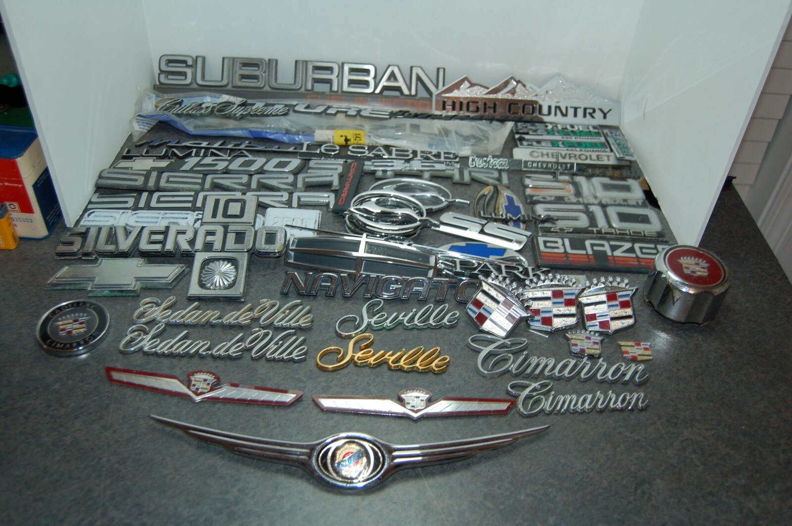 59 USED LOT OF AUTOMOTIVE CHEVROLET GM GMC (QTY-59) CADILLAC CHRYSLER EMBLEMS