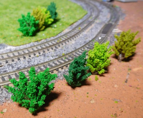 100 Bushes, 40 mm High, Light Green, Medium Green, Dark Green, Dark Yellow Green - Picture 5 of 10