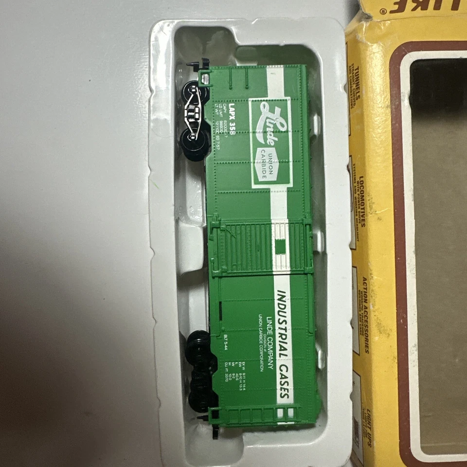 HO Scale Life-Like 8475 40' Box Car Linde LAPX 358 - Image 2 of 4