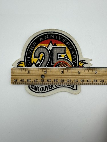 Vancouver Canucks Est. Patch Hockey 4 3/4" Anniversario NHL Argento 1970 25° - Foto 4 di 4