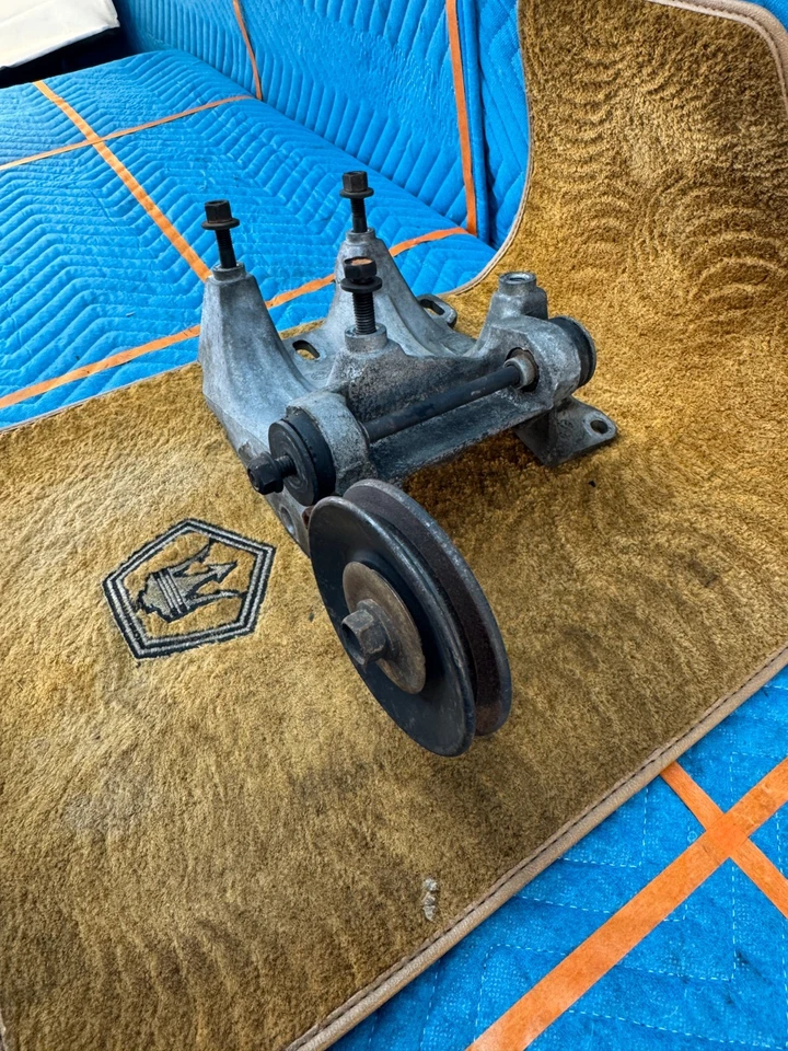 1989-1991 CHRYSLER TC MASERATI suporte de montagem gerador com polia fabricante de equipamento original 4323384 - Imagem 4 de 4