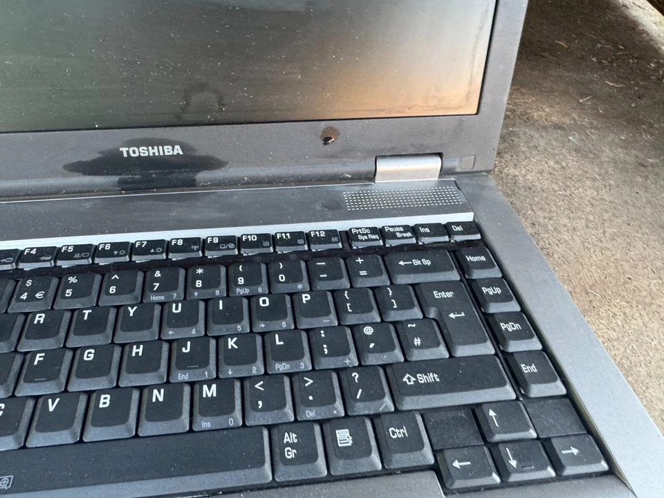 Spares or Repairs Toshiba Laptop - Image 4 of 4