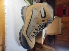 Hi-Tec Skamania Mid waterproof brown/Gold hiking boot size 10 wide