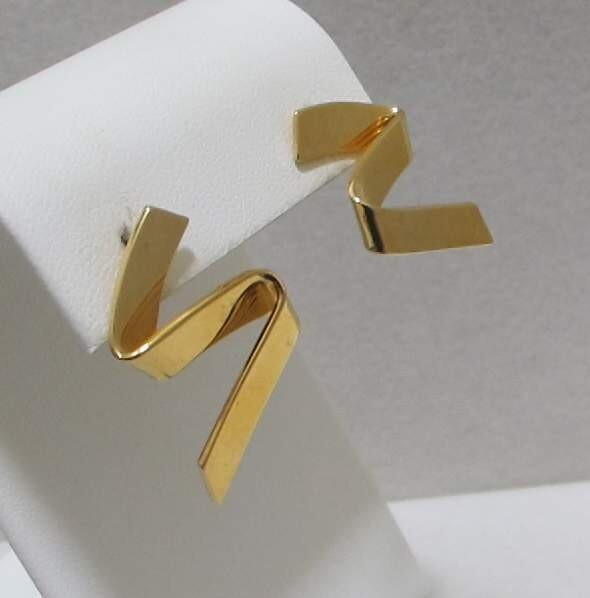 Vtg MONET Shiny 3D Gold Tone FOLDED RIBBON Zigzag Post Earrings 1-1/4”