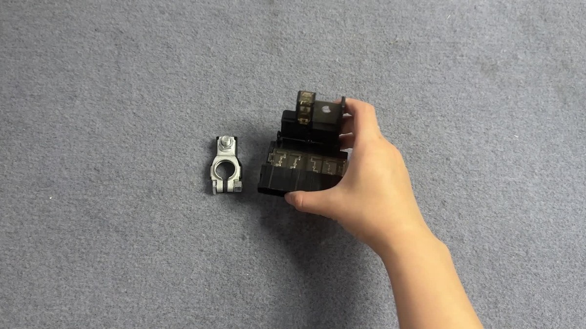 Positive Battery Terminal + Fuse Link Connector for M35 M45 M40