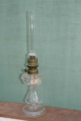 ancienne lampe à pétrole en verre . - Foto 1 di 5