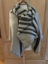 ZARA Schal Tuch XXL ca. 134 x 144 cm Gewebterstoff mit kurzen Fransen Schw/Gr/Be