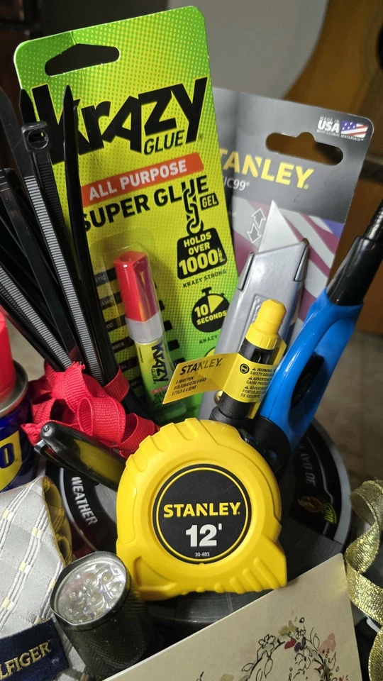 Divertida cesta de regalo kit de emergencia para hombre - DUCT, WD40, súper pegamento, herramientas Stanley+ Foto 2 de 4