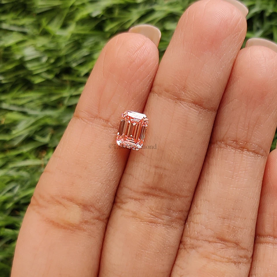 1.41 CT IGI Certified Emerald Cut Fancy Vivid Pink Color VS1 Clarity Lab Diamond - Image 3 of 4