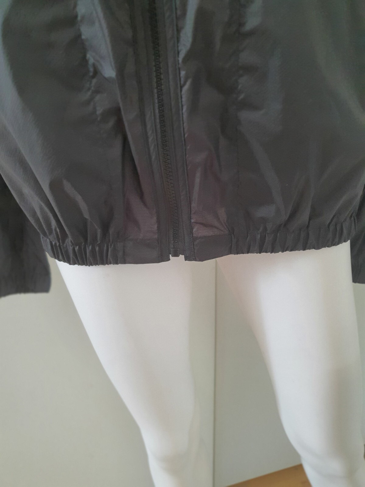 BNWT - BURBERRY Unisex black waterproof ultra lightweight jacket image 9