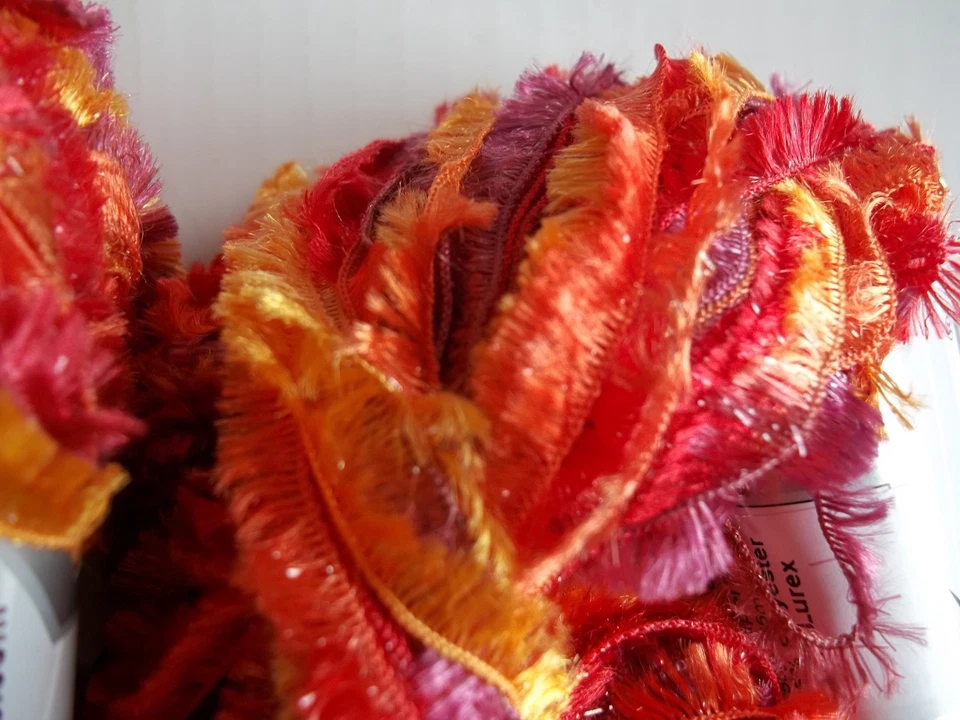 Hilo de lúrex con flecos de Ice Yarns, rojo/naranja/amarillo, lote de 2, (93 yardas cada uno) Foto 2 de 3