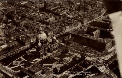 Ak Berlin Mitte, Blick auf Dom und Rathaus, Fliegeraufnahme - 10436607