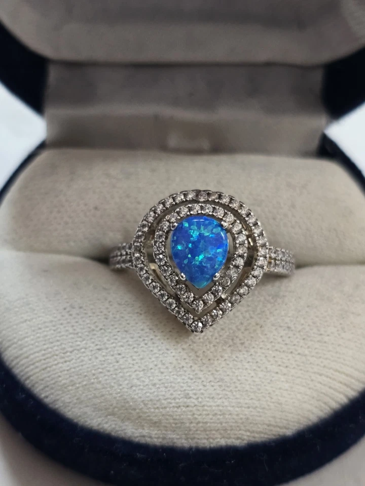 Anello In Argento Con Opale Blu A Goccia E Doppia Fila Di Zirconi Eleganti - Immagine 2 di 4