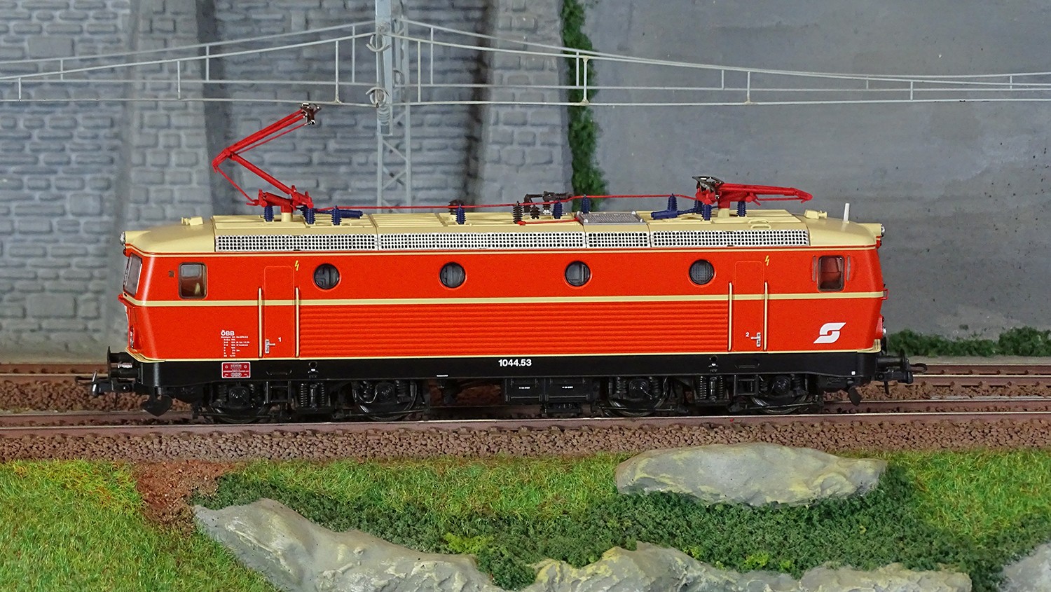 Locomotive électrique ÖBB 1044.53 Roco 7510149 version HO miniature avec décodeur sonore digital