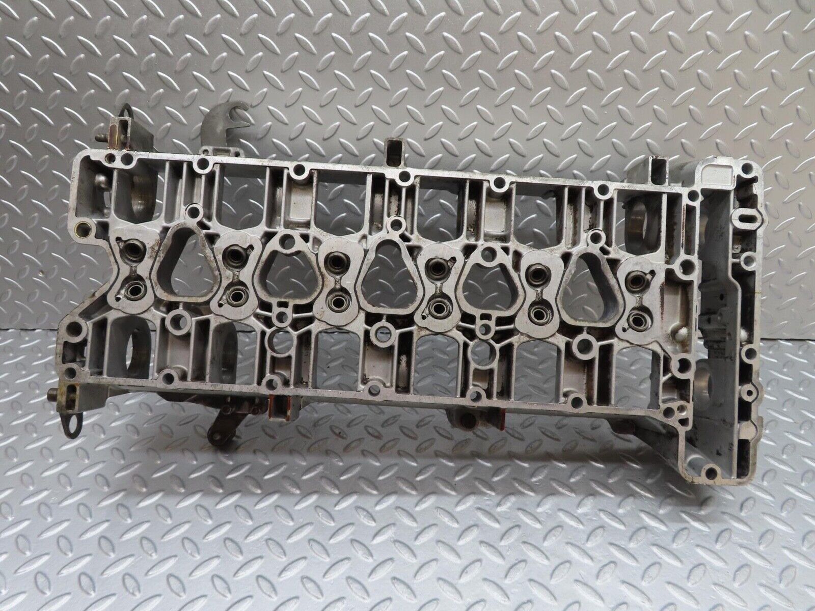 8555 Mercedes-Benz W114 Camshaft Bearing Casing 1100163304 for 