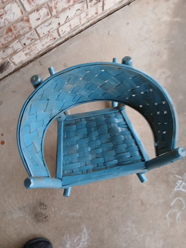 Mecedora antigua de mimbre hecha a mano para niños Foto 3 de 4