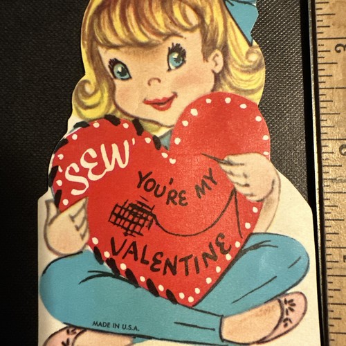 Vintage Valentinstag Karte kleines Mädchen Nähen blond blaue Augen Nähen Nadel