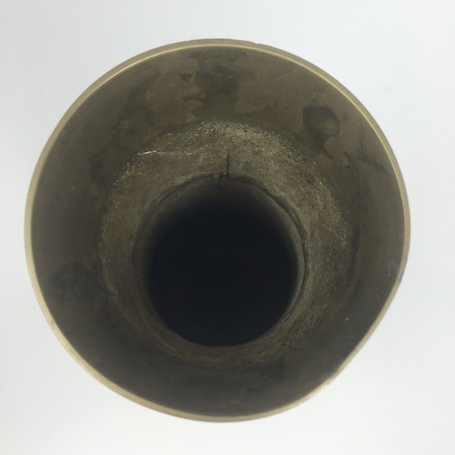 Vaso vintage floreale inciso ottone massiccio rosso e oro con marchio Made in India 12" alto - Foto 9 di 9